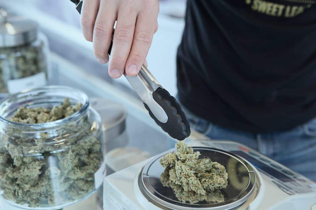 Comment se faire livrer du cannabis chez soi ?
