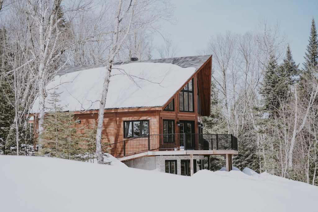 Le chalet est-il entièrement équipé ?