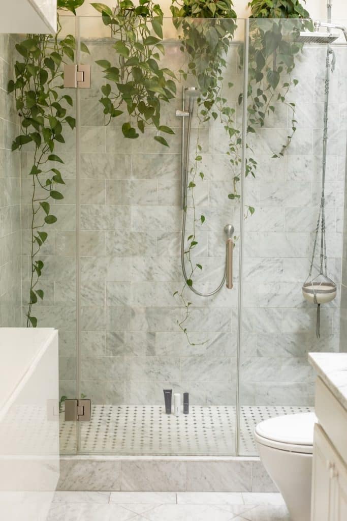 Est-ce que l'eau remonte toujours dans la douche ?